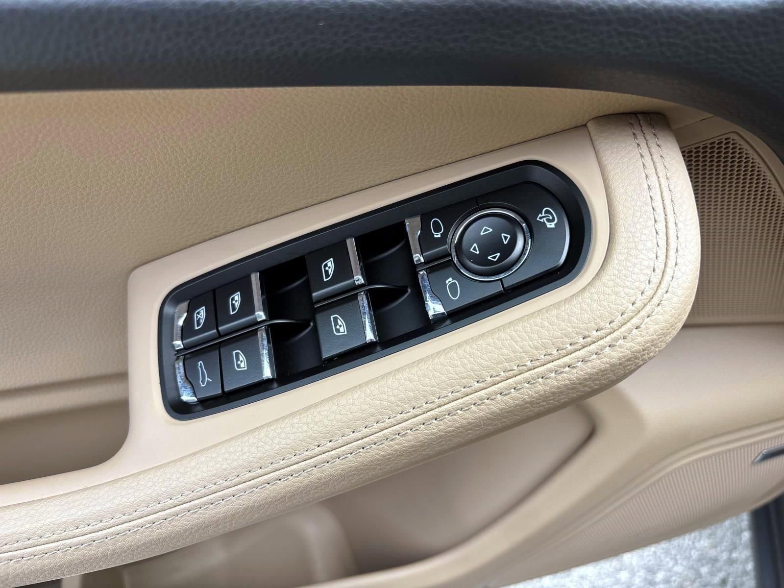 Used 2025 Porsche Macan image 24