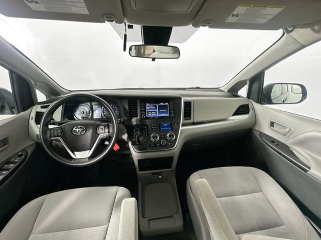 Used 2019 Toyota Sienna L image 3