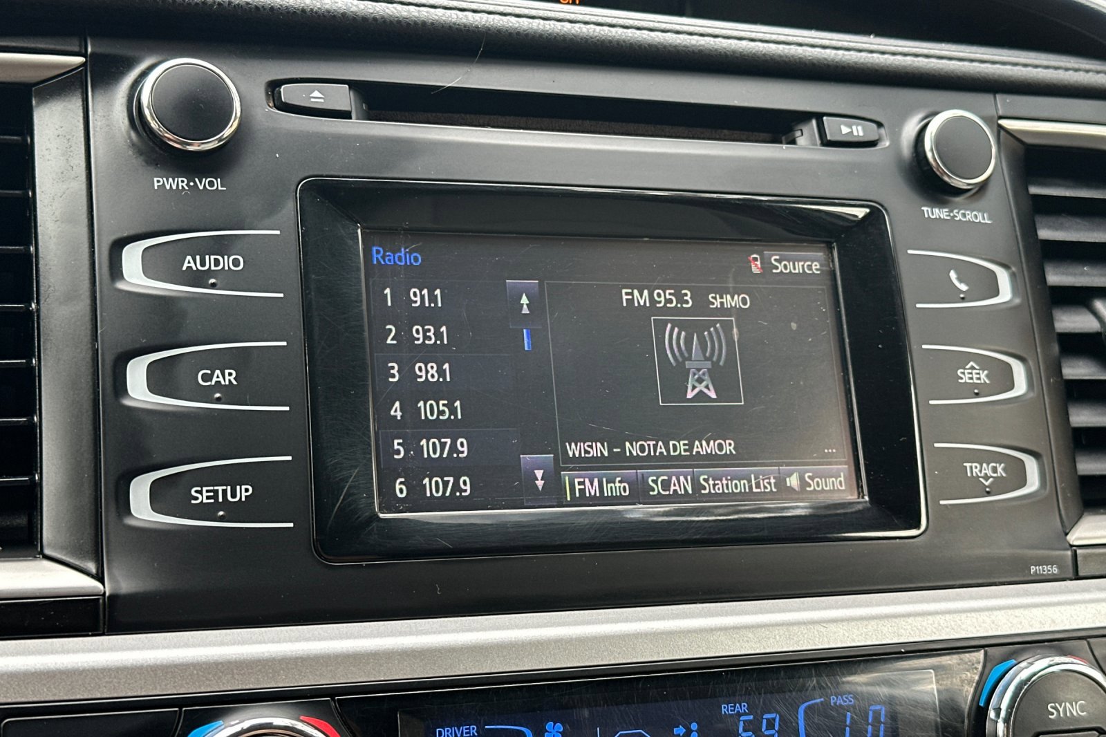Used 2018 Toyota Highlander LE w/ Carpet Mat Package (TMS) AWD/4WD image 21