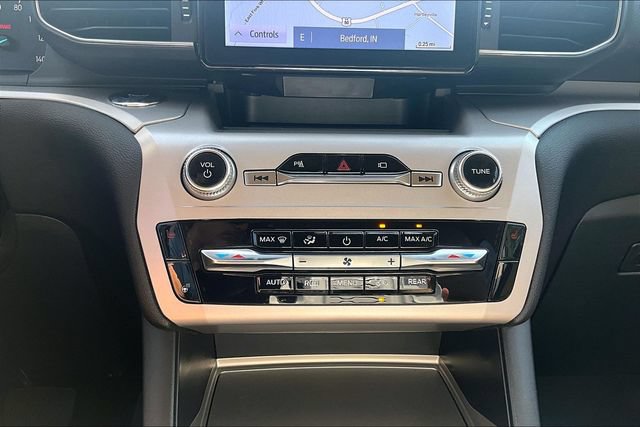 Used 2023 Ford Explorer XLT w/ Equipment Group 202A AWD/4WD image 32