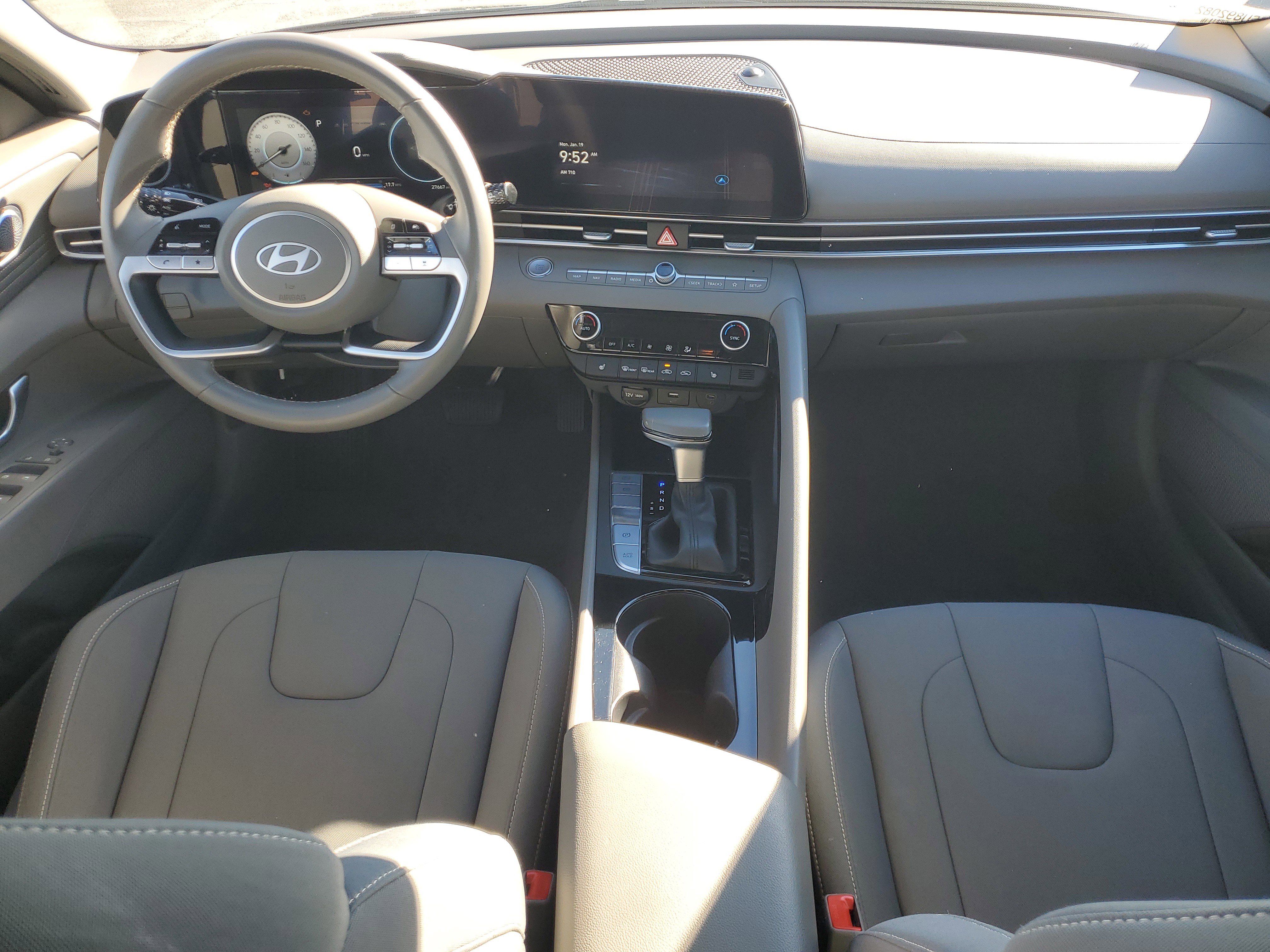 Used 2025 Hyundai Elantra SEL image 16