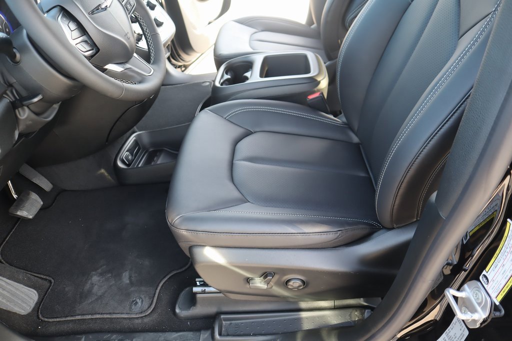 New 2026 Chrysler Pacifica Select image 11