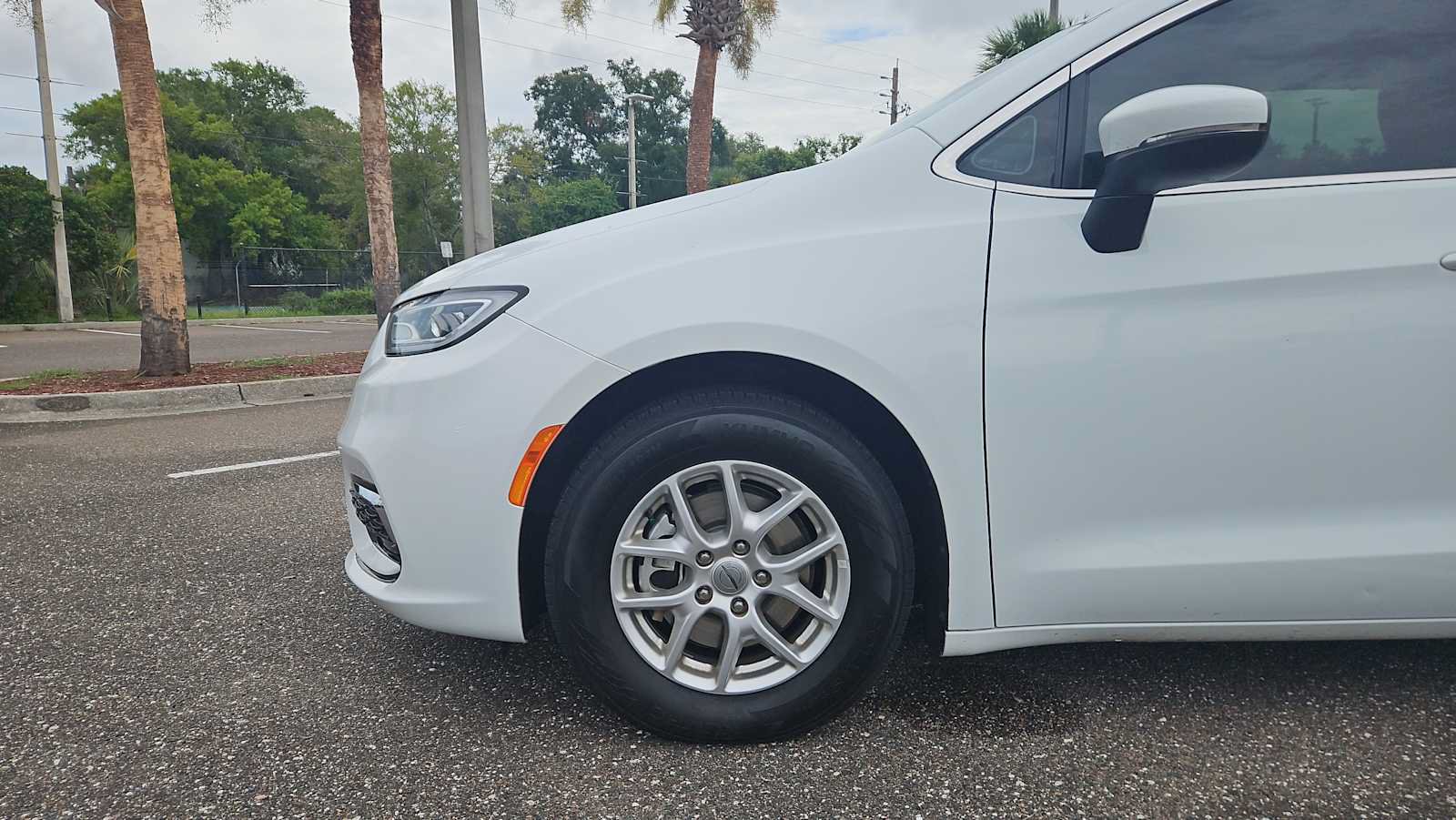 Used 2023 Chrysler Pacifica Touring-L FWD image 18