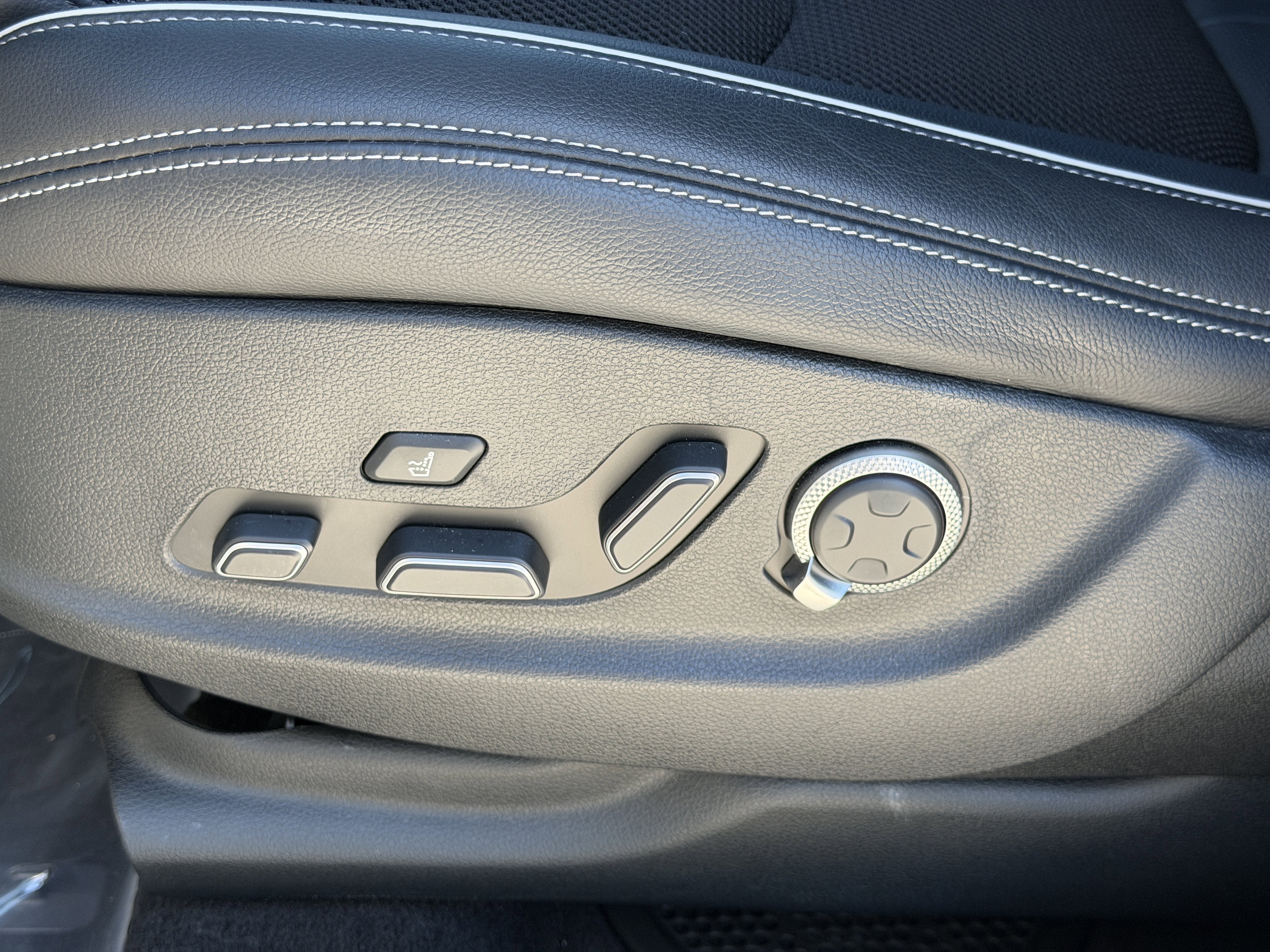 Used 2023 Genesis GV70 2.5T w/ Sport Prestige Package image 18