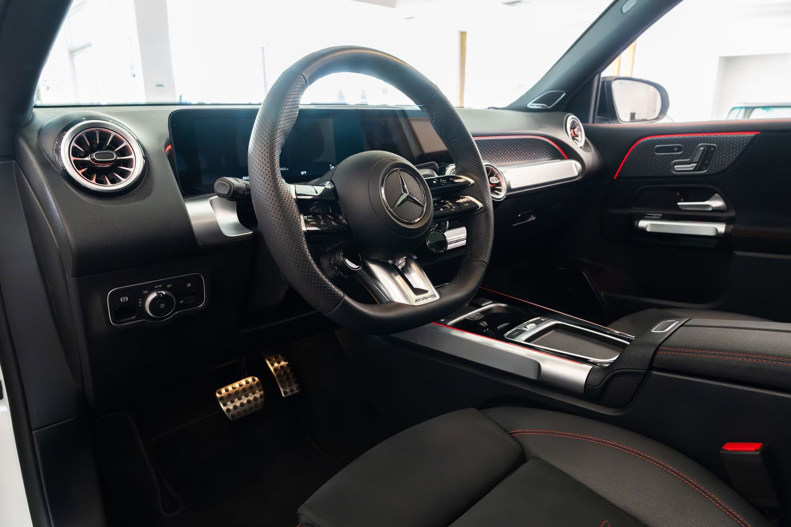 Used 2024 Mercedes-Benz GLB 35 AMG 4MATIC image 7