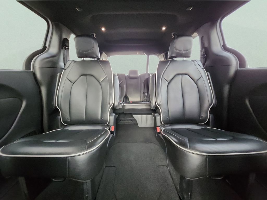 Used 2025 Chrysler Pacifica Limited FWD image 17