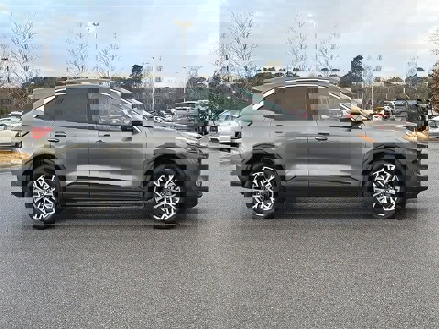 Used 2022 Ford Escape SEL image 2
