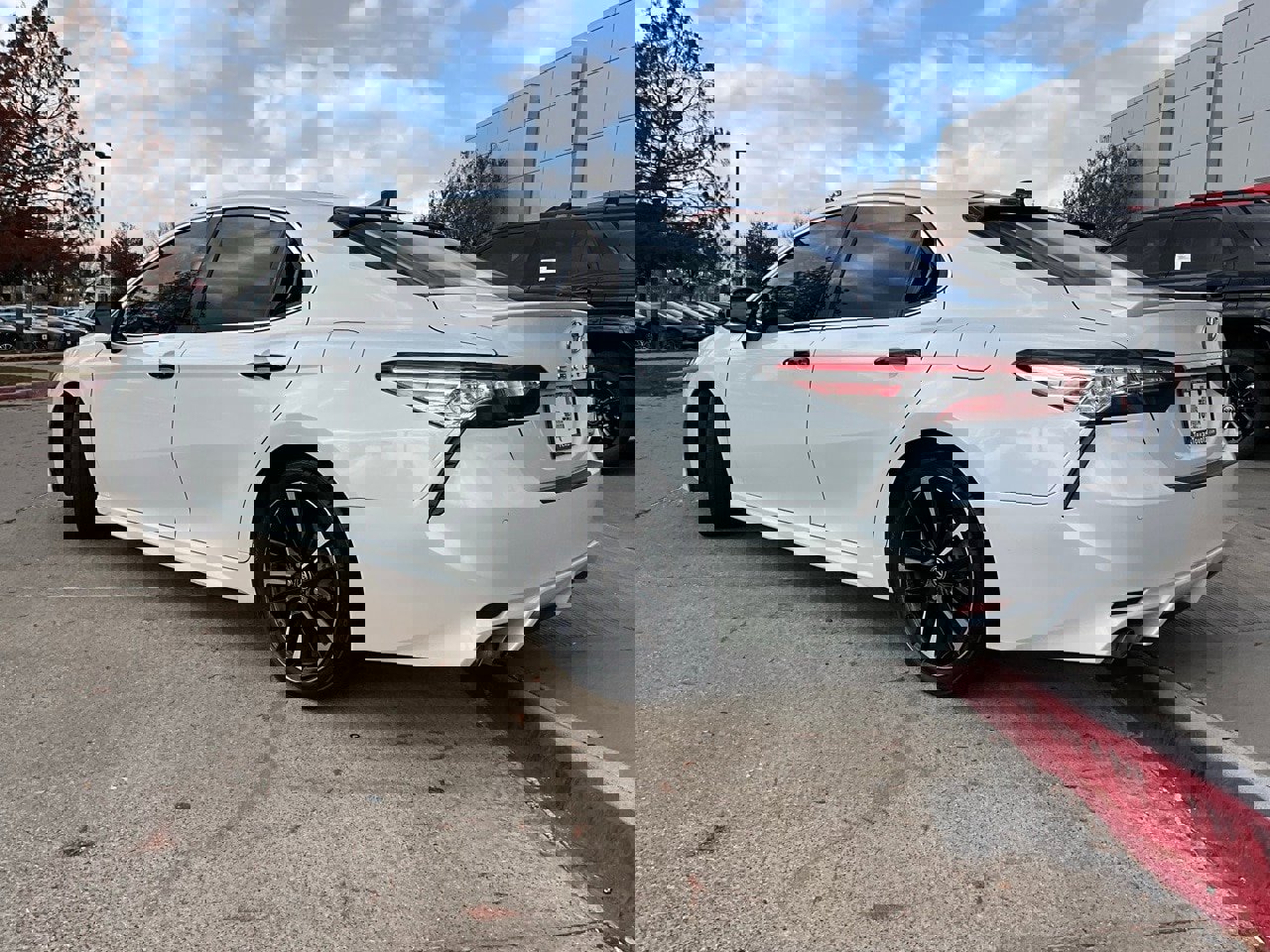 Used 2020 Toyota Camry XSE image 8