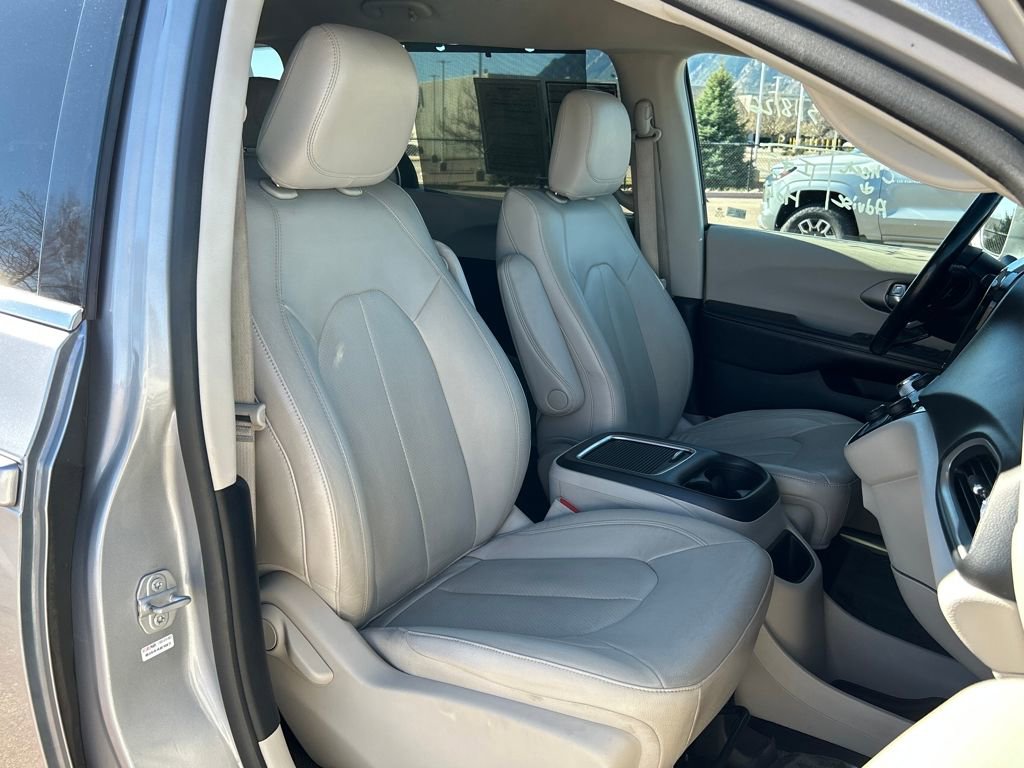 Used 2021 Chrysler Pacifica Touring-L image 19