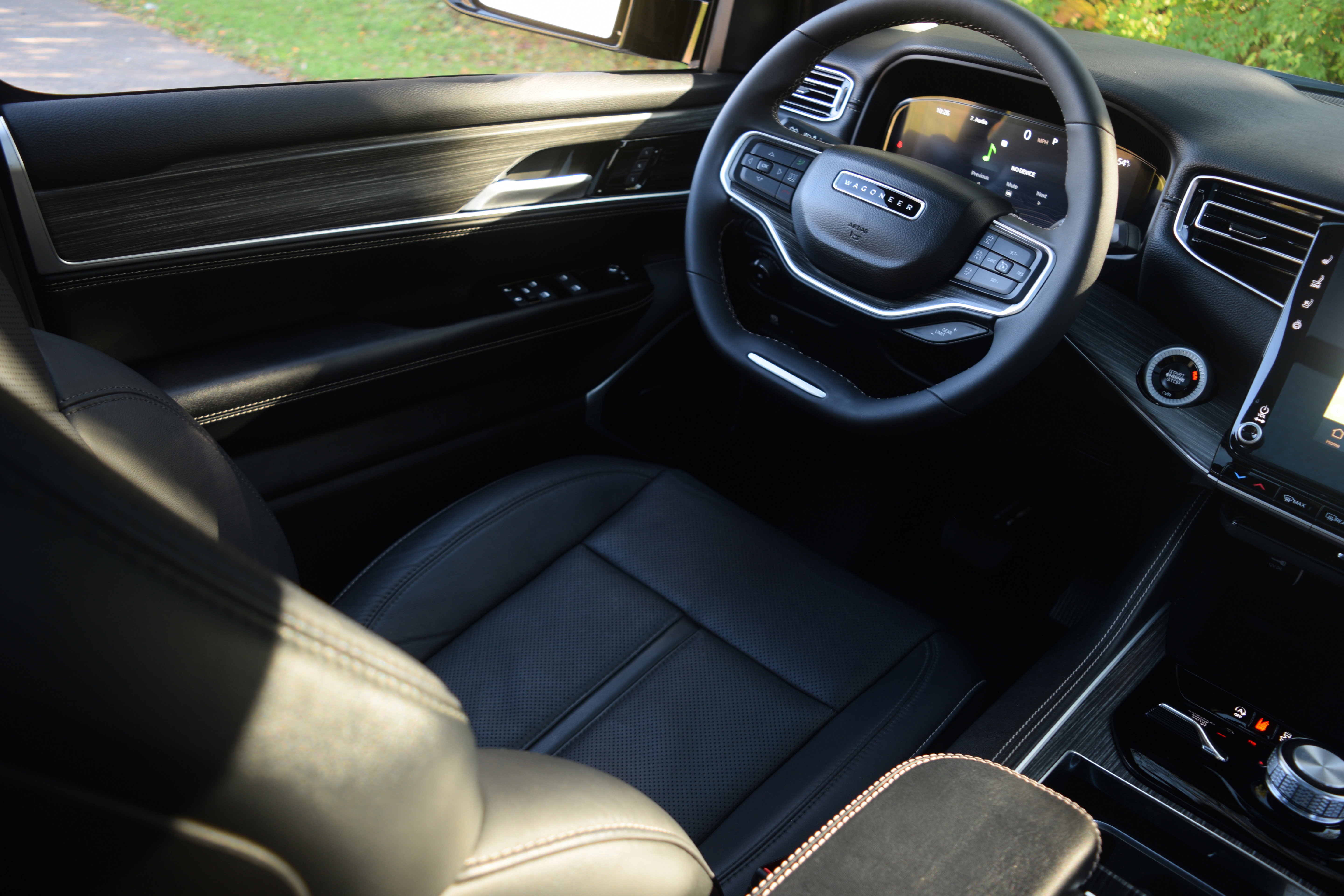 Used 2024 Jeep Wagoneer Series II w/ Premium Group I image 2