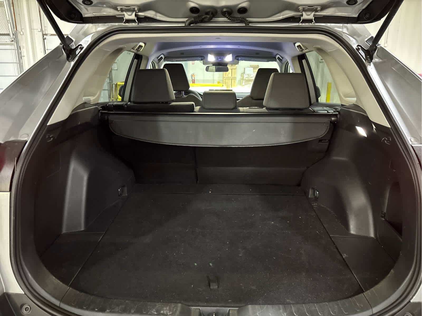 Used 2025 Toyota RAV4 XLE AWD/4WD image 7
