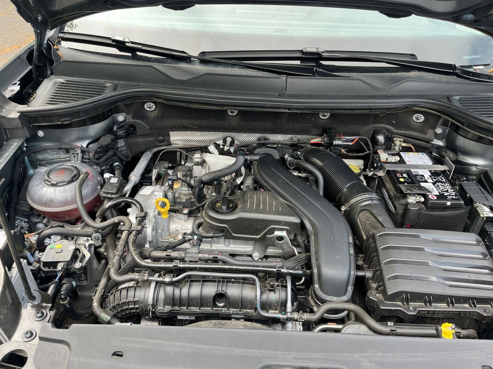 Used 2025 Volkswagen Taos SE image 33