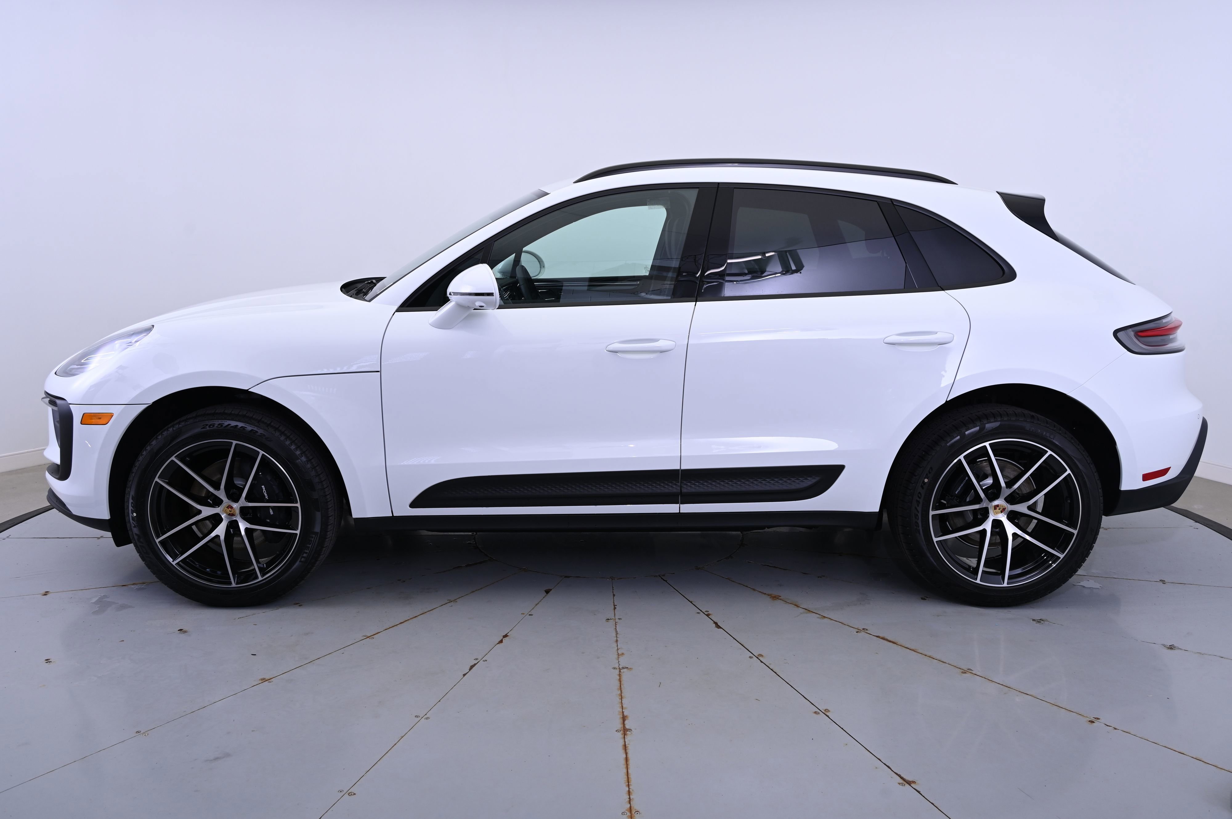 Certified 2025 Porsche Macan image 2