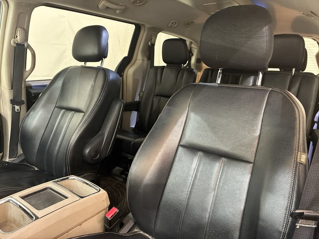 Used 2014 Chrysler Town & Country Touring FWD image 11