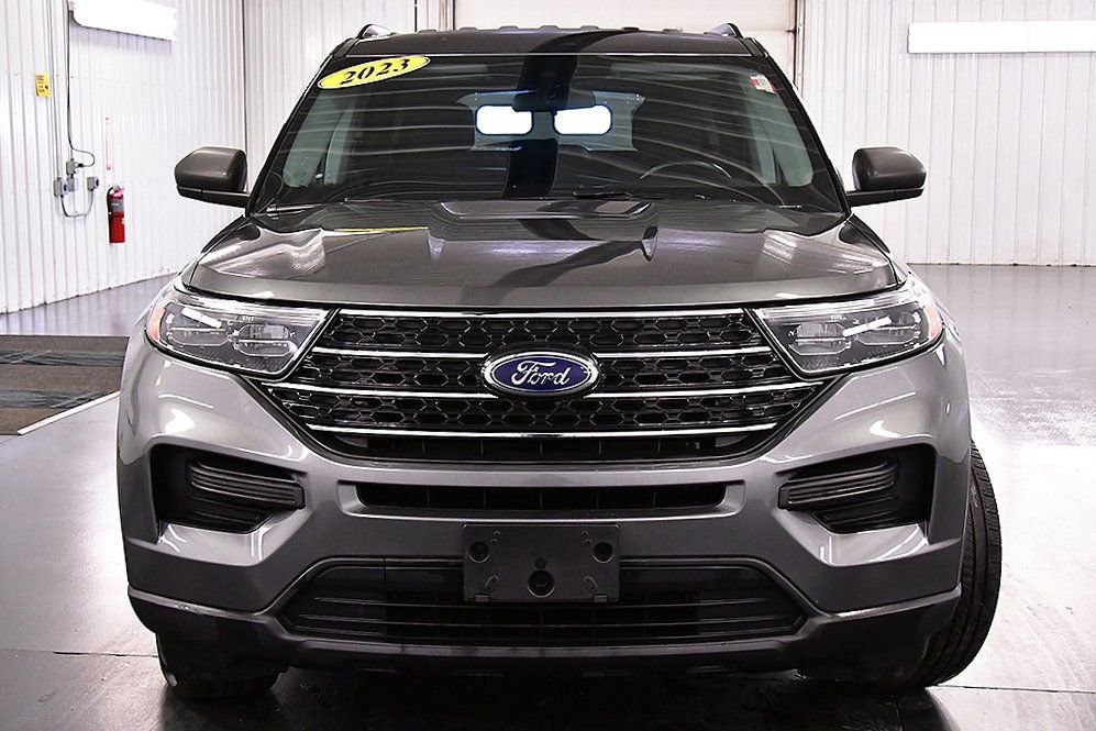 Used 2023 Ford Explorer XLT image 2