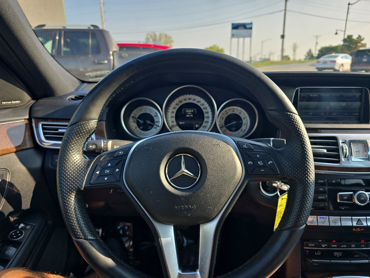Used 2015 Mercedes-Benz E 400 4MATIC Sedan image 27