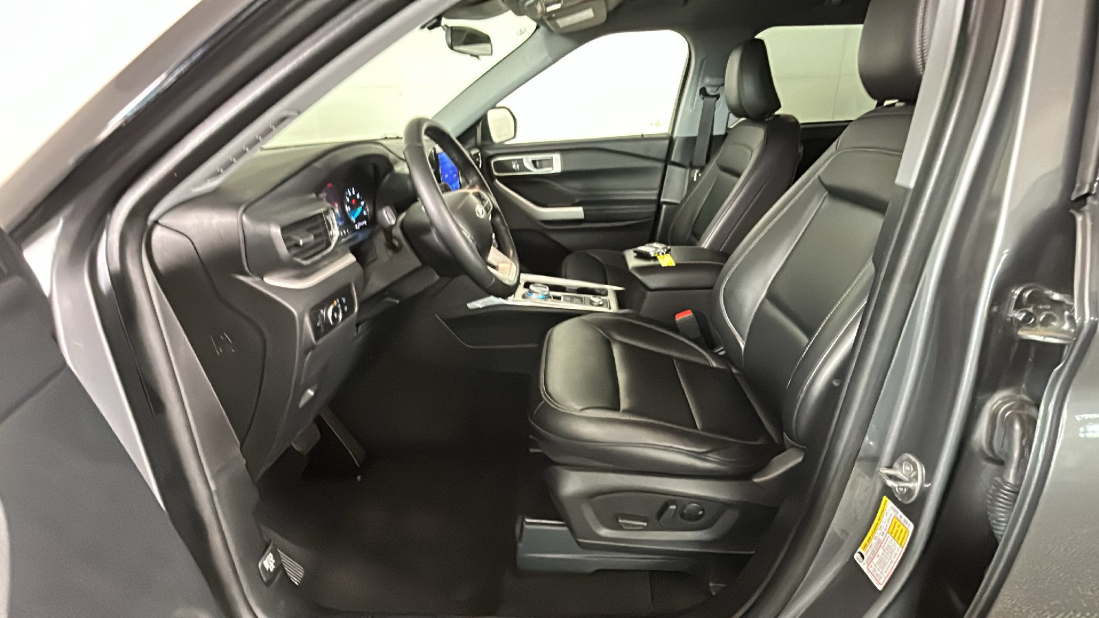 Used 2023 Ford Explorer XLT w/ Equipment Group 202A AWD/4WD image 13