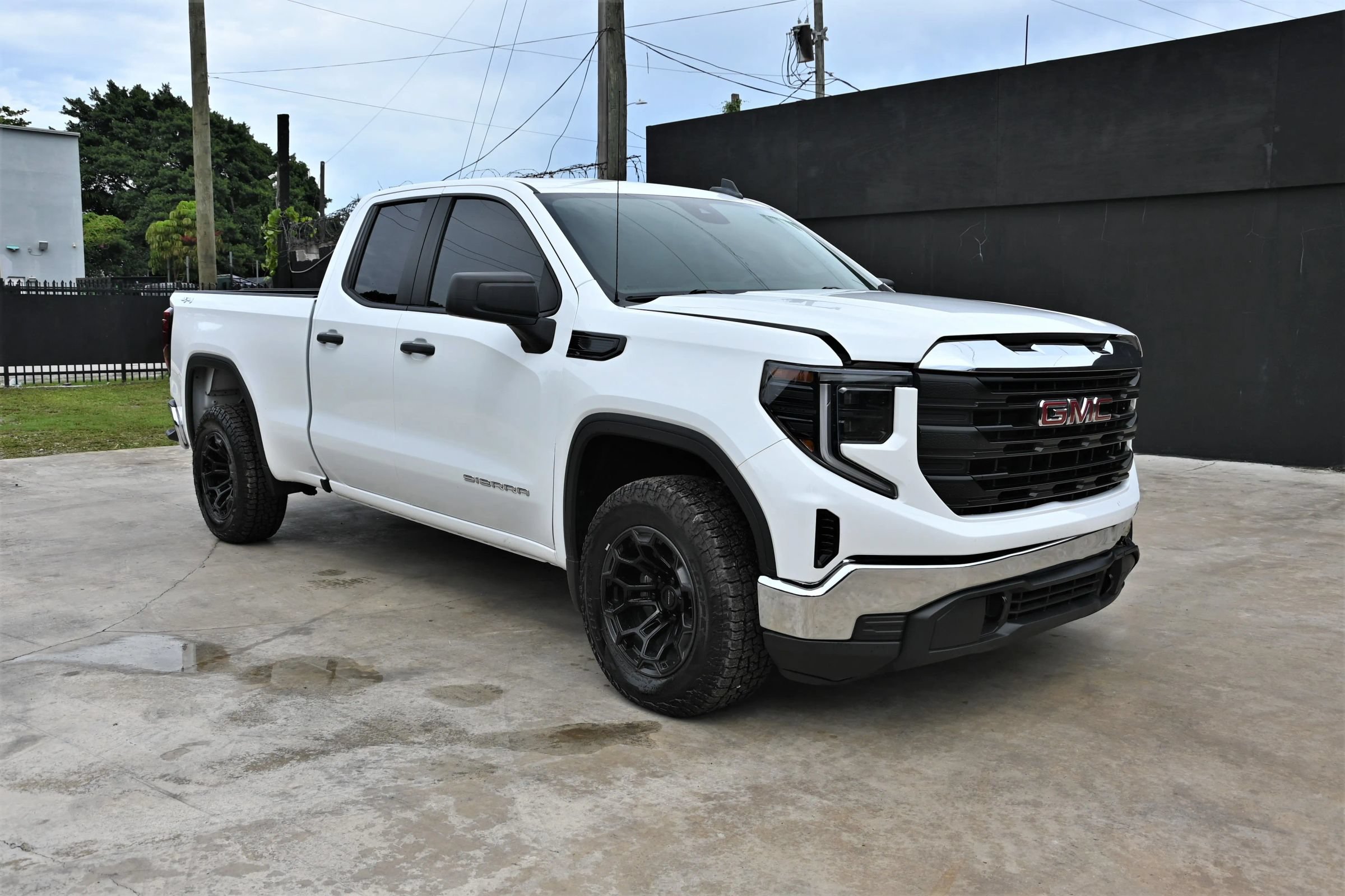 Used 2024 GMC Sierra 1500 Pro w/ Pro Value Package AWD/4WD image 1