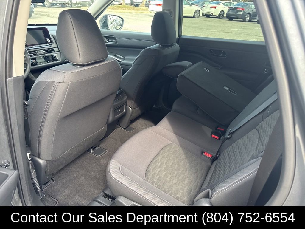 Used 2025 Nissan Pathfinder S image 11