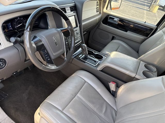 Used 2017 Lincoln Navigator Select RWD image 9