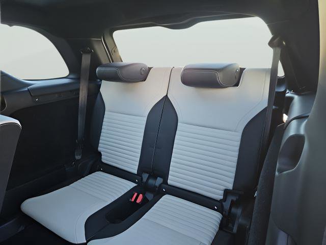 Certified 2023 Land Rover Discovery Metropolitan Edition image 24