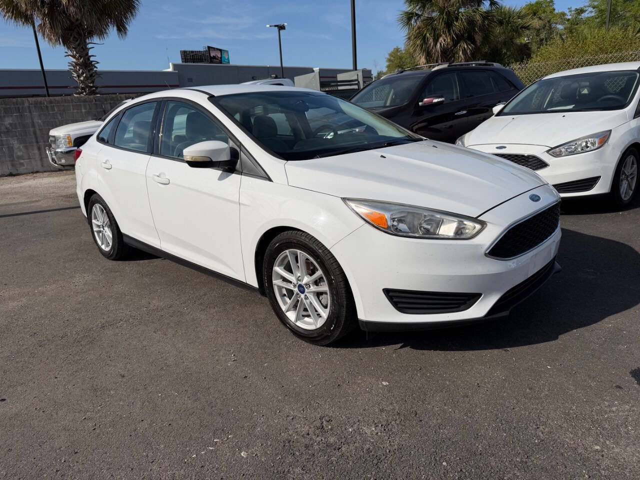 Used 2017 Ford Focus SE FWD image 2