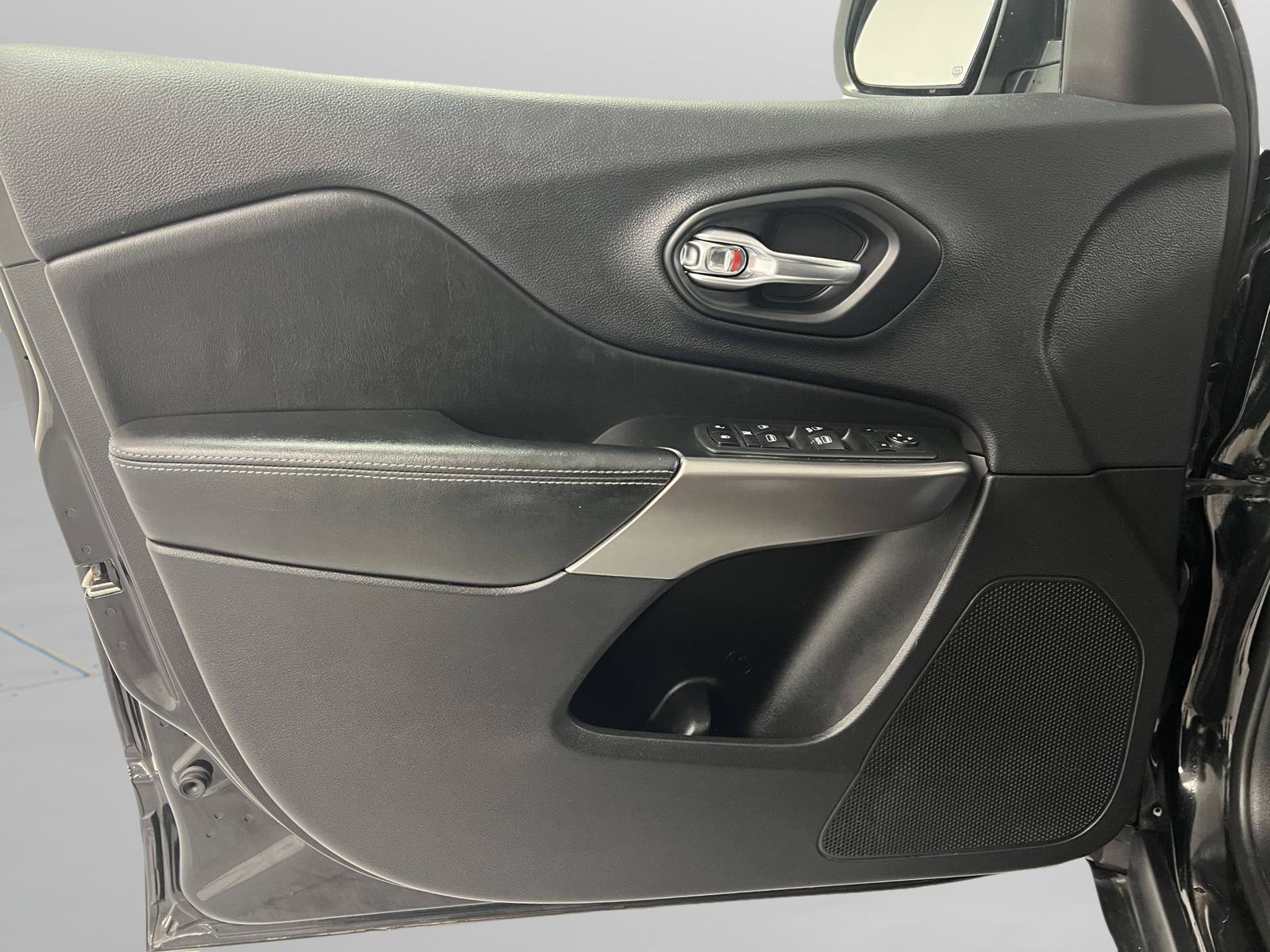 Used 2019 Jeep Cherokee Latitude Plus FWD image 14