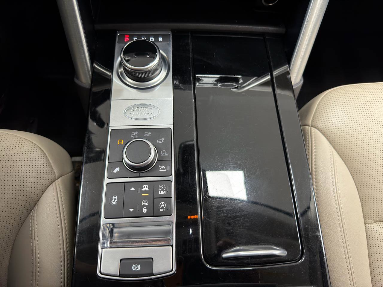 Used 2017 Land Rover Discovery HSE image 21