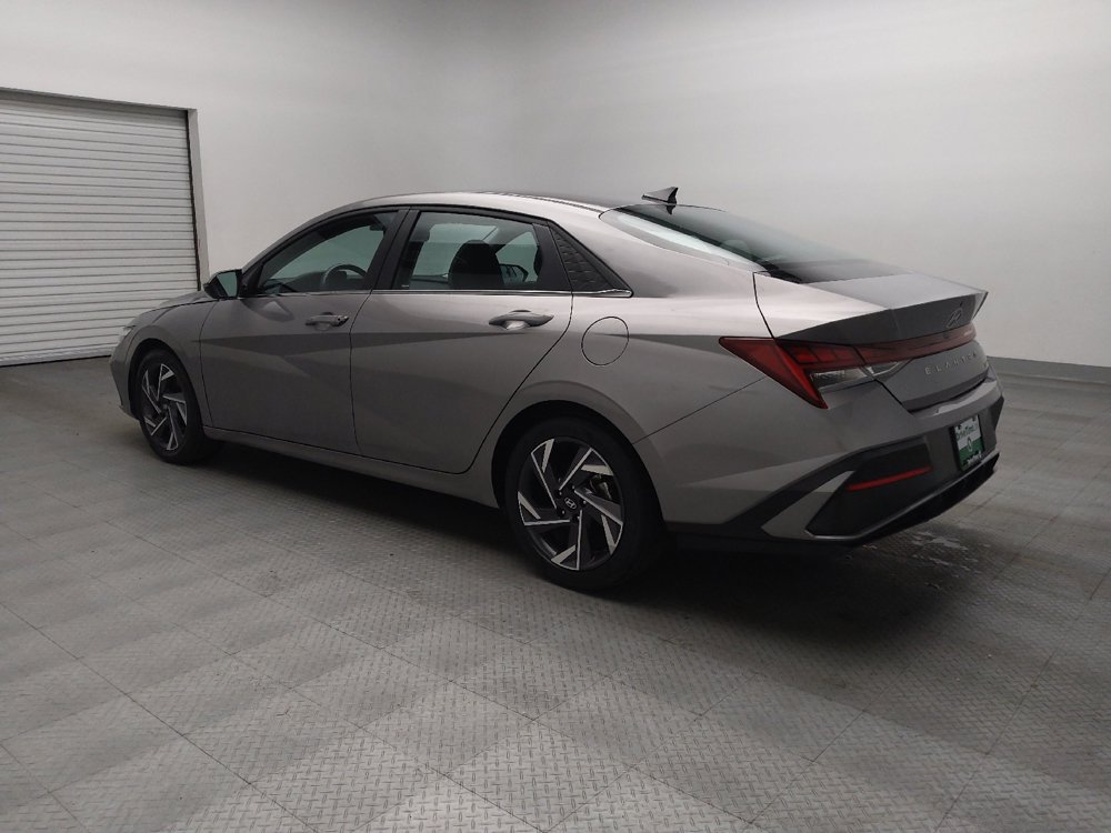 Used 2025 Hyundai Elantra Limited FWD image 5