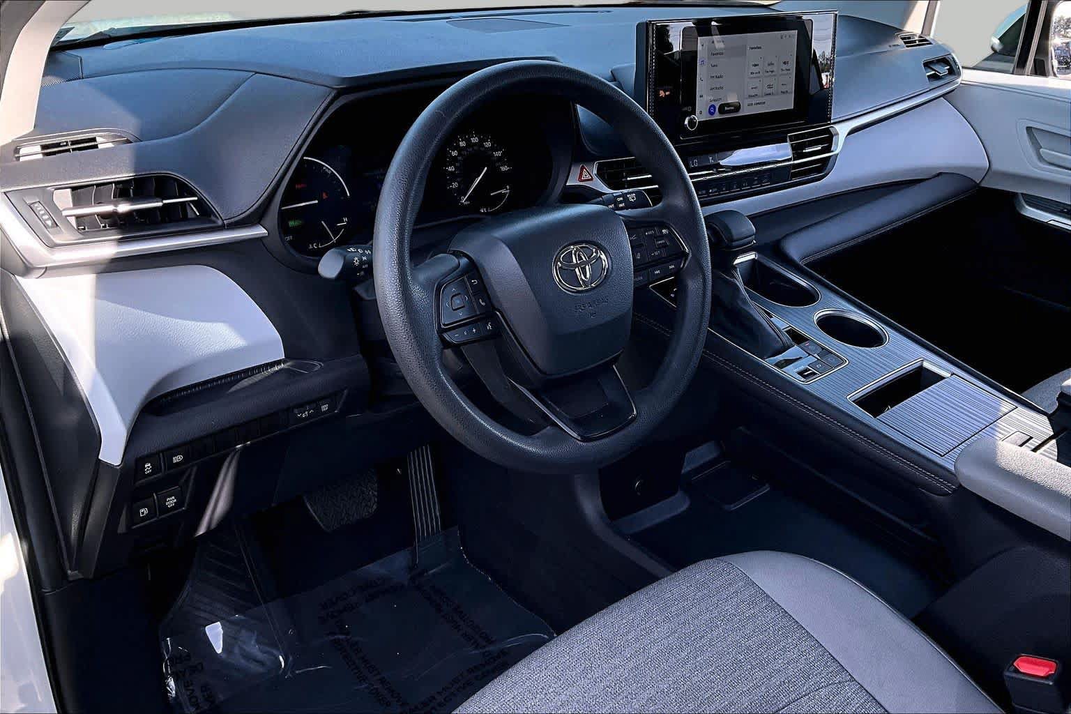 Certified 2025 Toyota Sienna LE FWD image 17