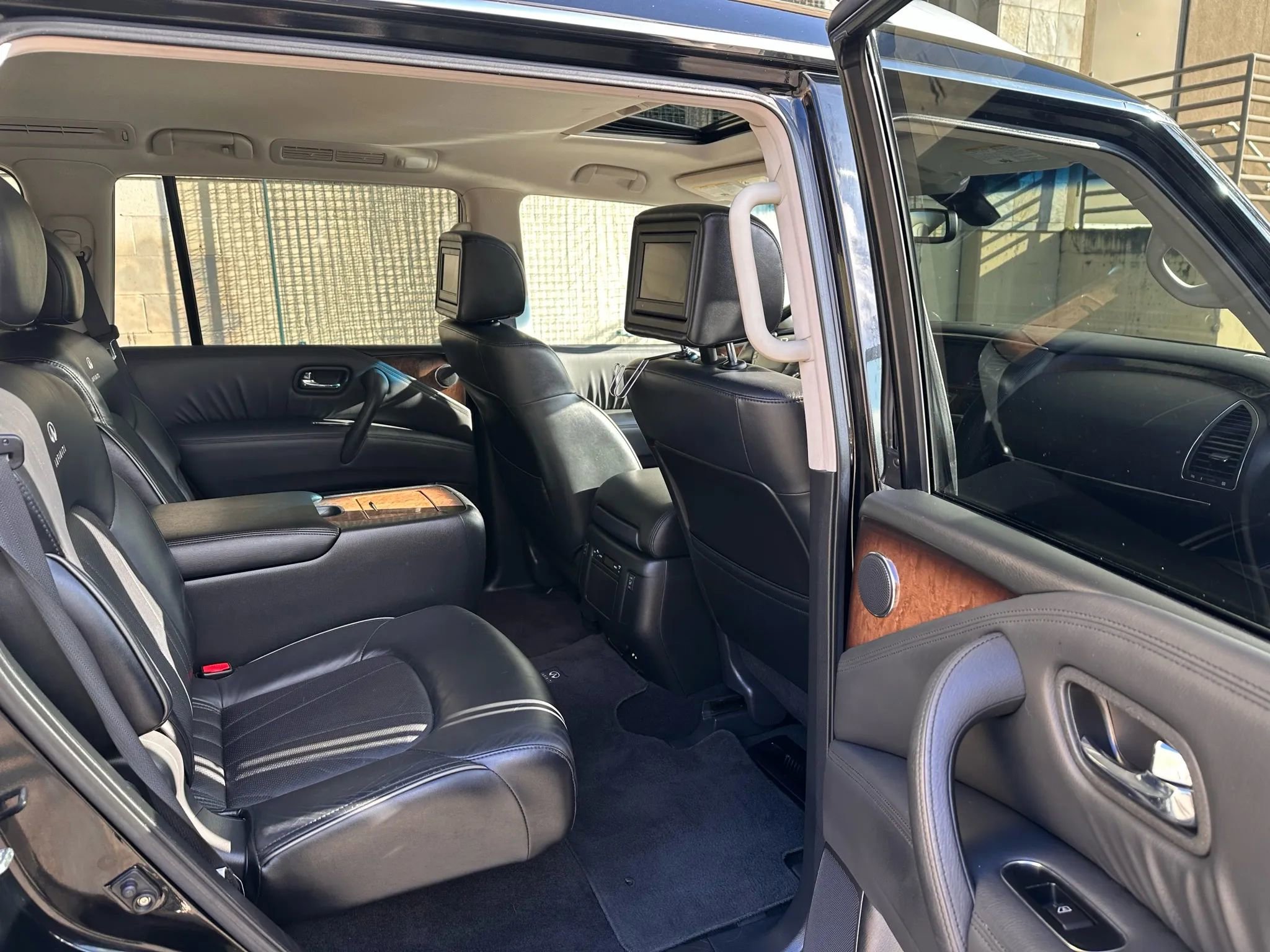 Used 2012 INFINITI QX56 2WD w/ Deluxe Touring Pkg image 23