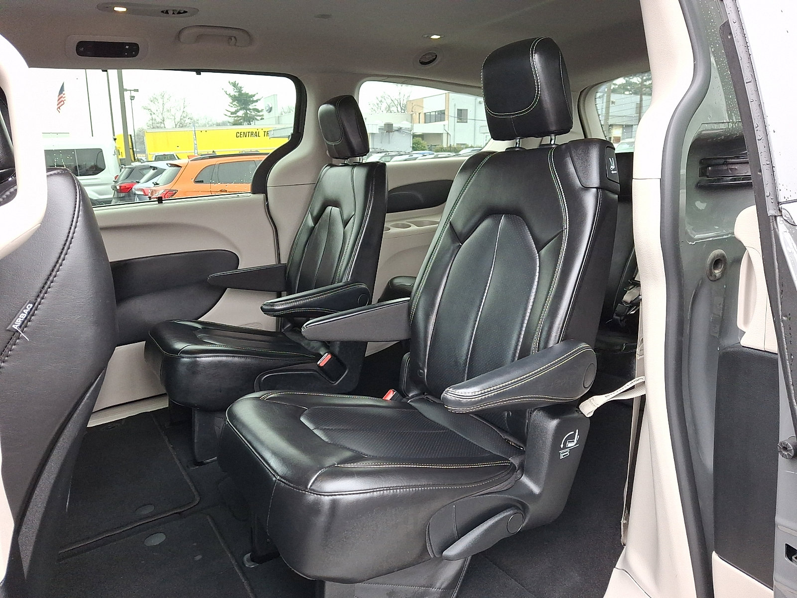 Used 2023 Chrysler Pacifica Touring-L image 10