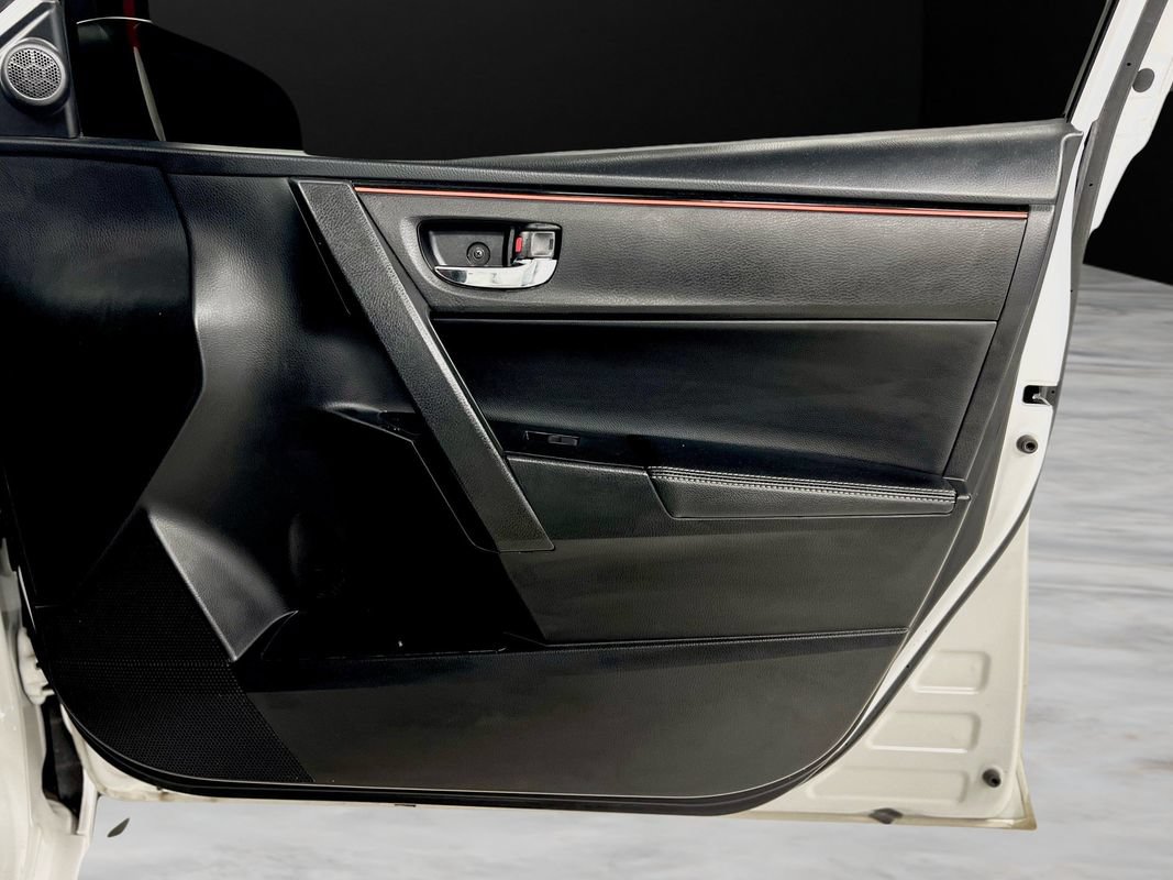 Used 2018 Toyota Corolla SE FWD image 25