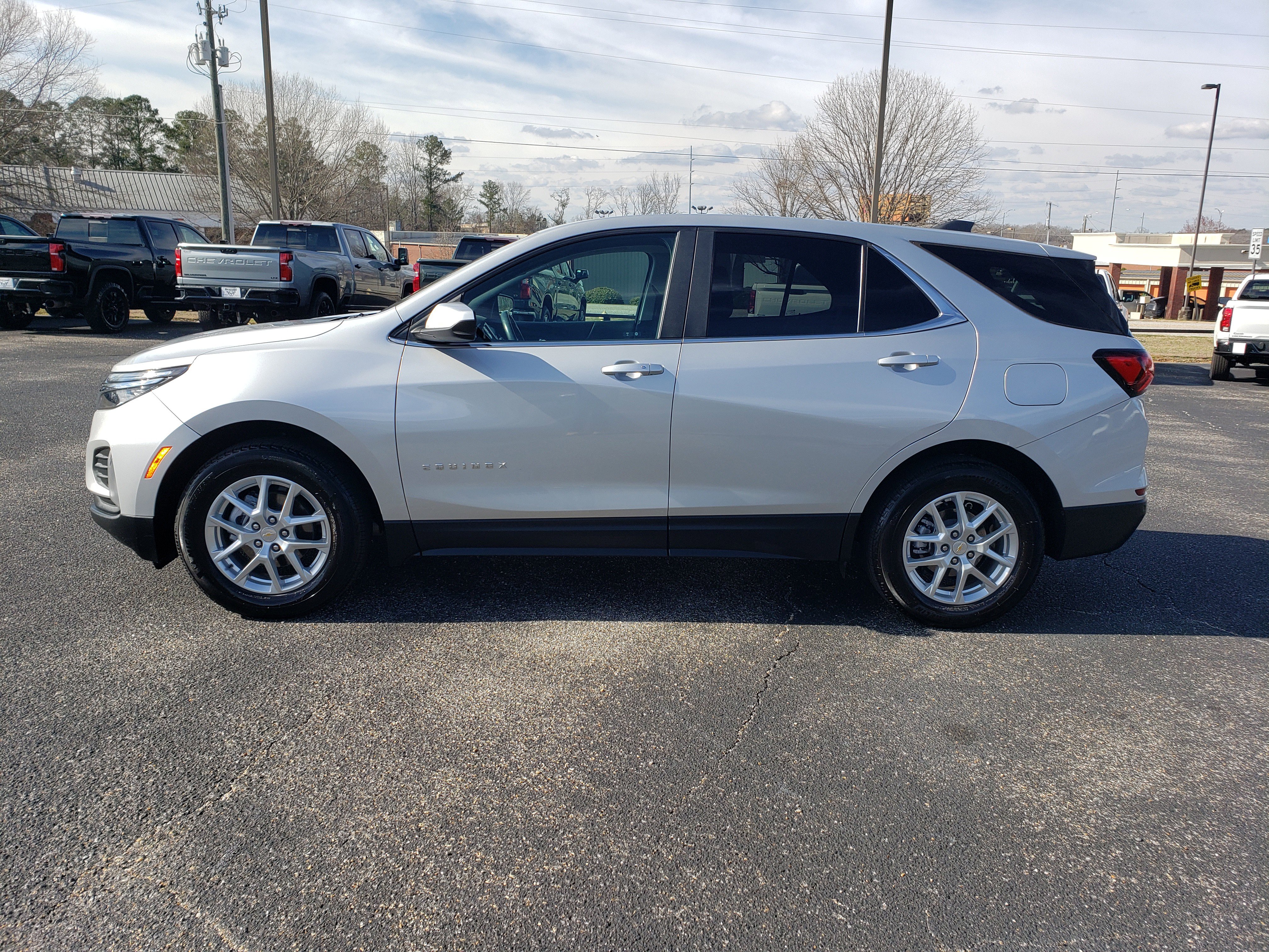 Used 2022 Chevrolet Equinox LT w/ Driver Convenience Package image 6