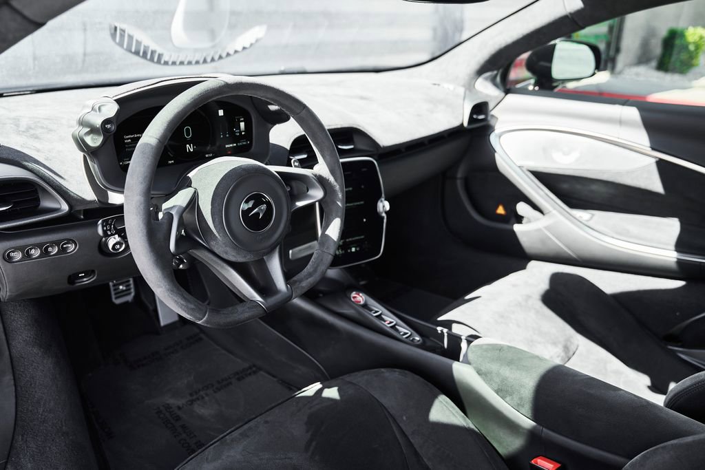 Used 2024 McLaren Artura RWD image 2