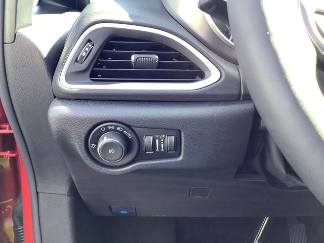 Used 2025 Chrysler Pacifica Select image 15