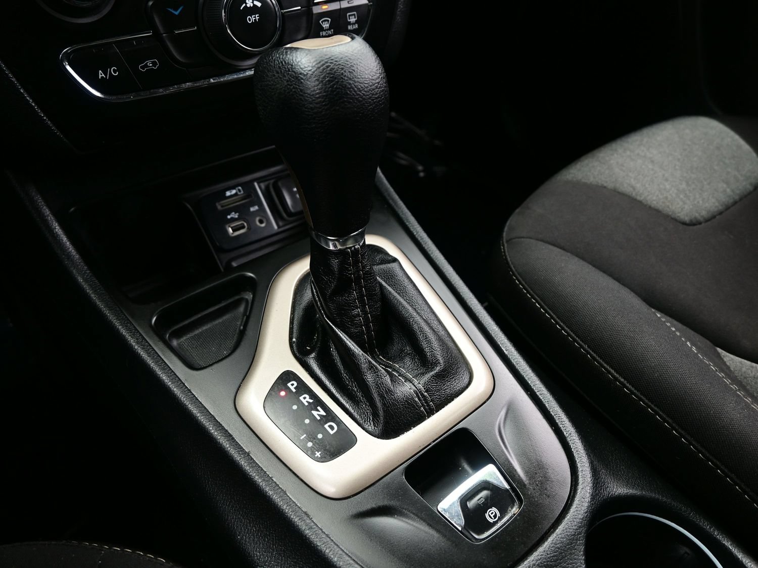 Used 2014 Jeep Cherokee Latitude FWD image 22