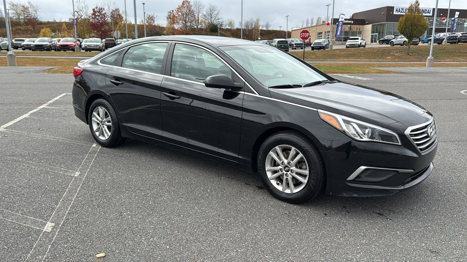 Used 2017 Hyundai Sonata SE image 2