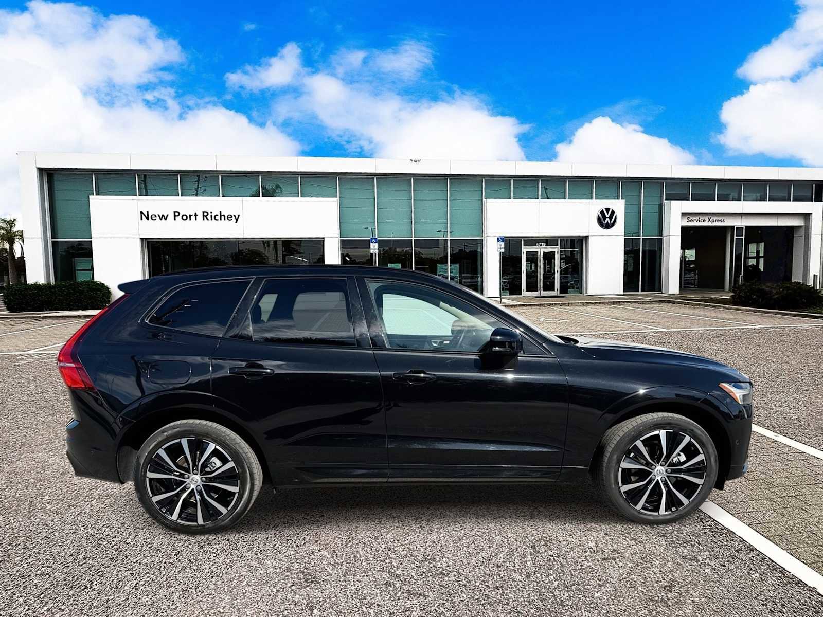 Used 2023 Volvo XC60 B5 Plus w/ Protection Package Premier image 9