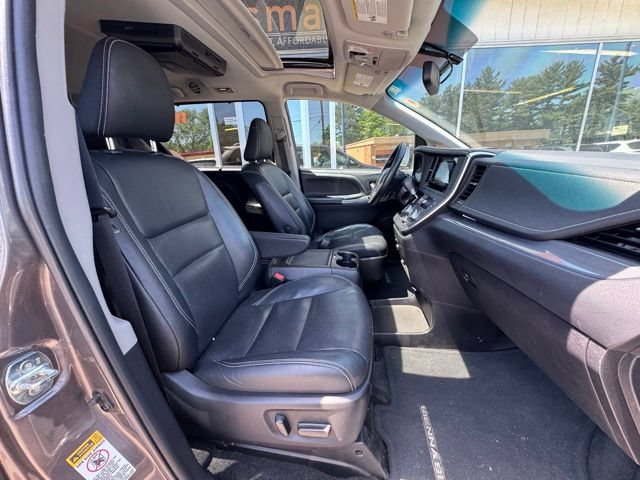 Used 2015 Toyota Sienna SE FWD image 12