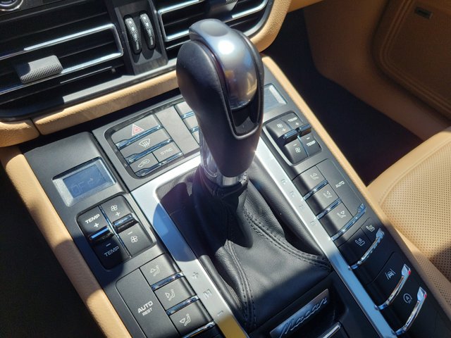 Certified 2021 Porsche Macan AWD/4WD image 34