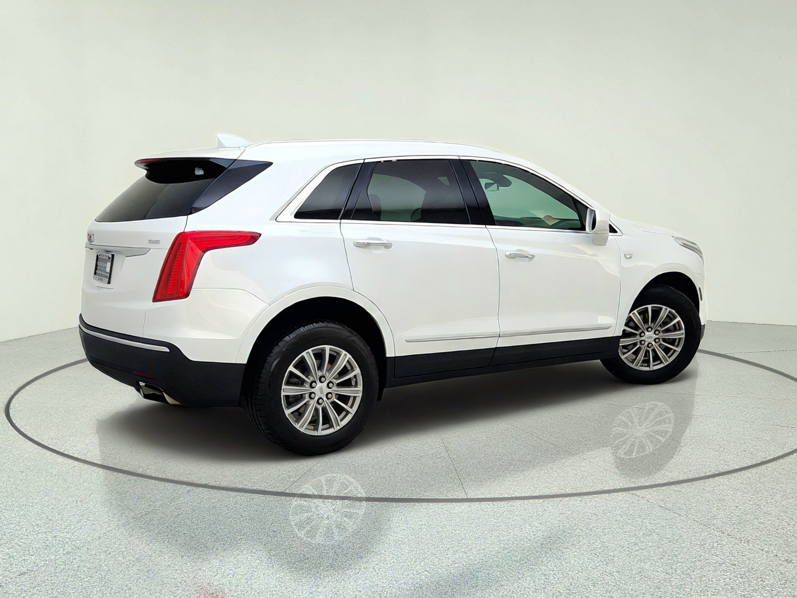 Used 2017 Cadillac XT5 Luxury w/ Driver Awareness Package FWD image 8