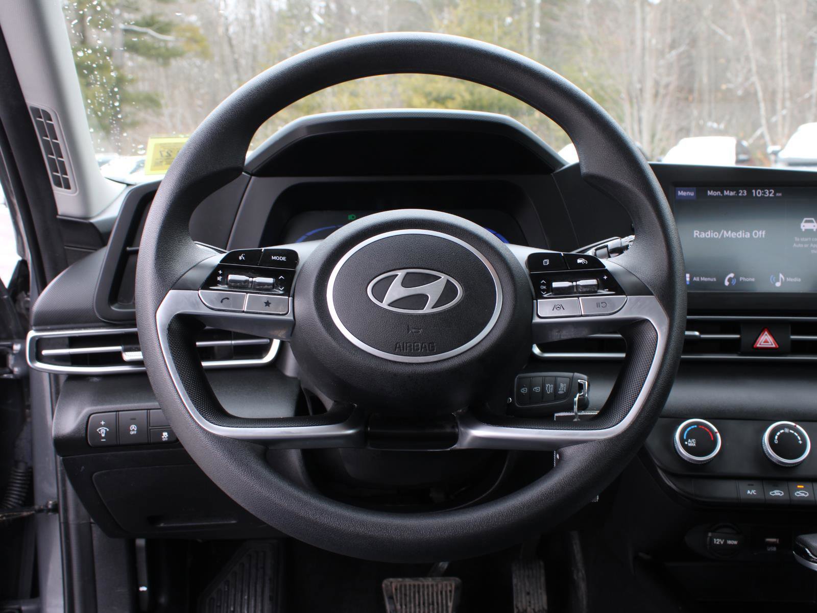 Used 2024 Hyundai Elantra SE image 10