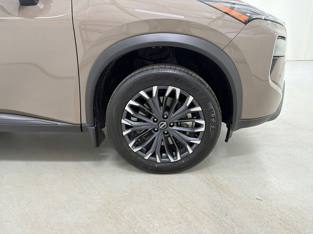 Certified 2025 Nissan Rogue SL w/ Tech Package FWD image 14