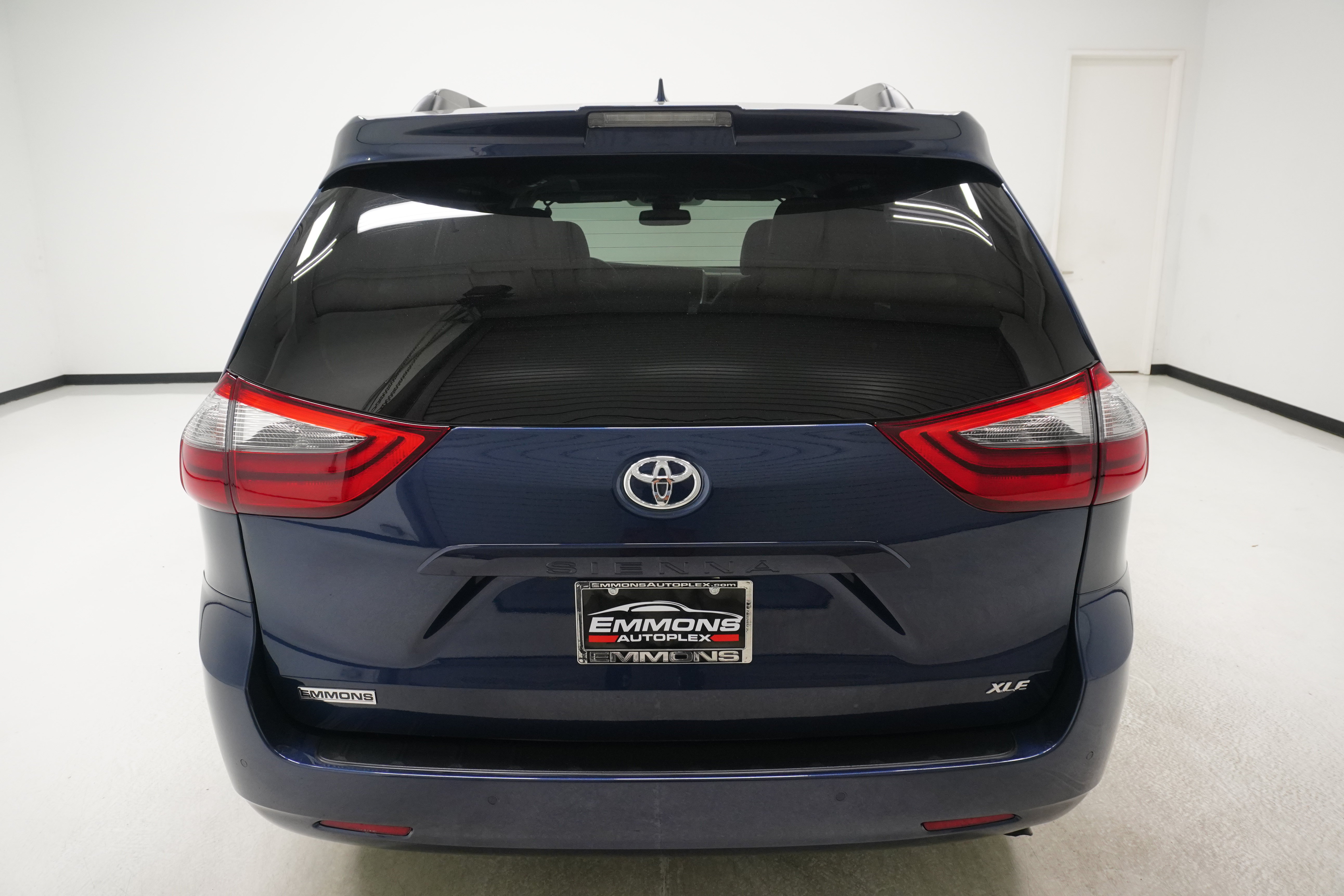 Used 2020 Toyota Sienna XLE w/ XLE Navigation Package FWD image 5