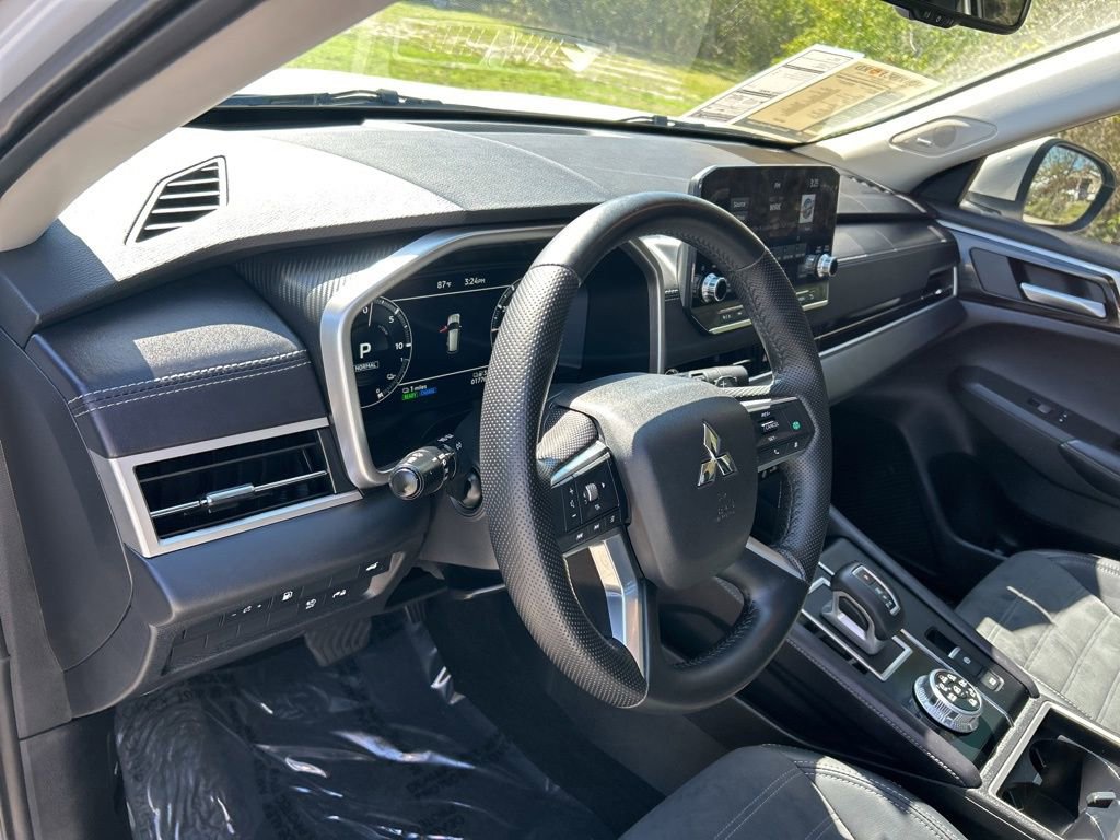 Used 2025 Mitsubishi Outlander 4WD Plug-In Hybrid image 23