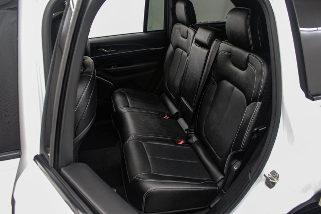Used 2023 Jeep Grand Cherokee Overland AWD/4WD image 14
