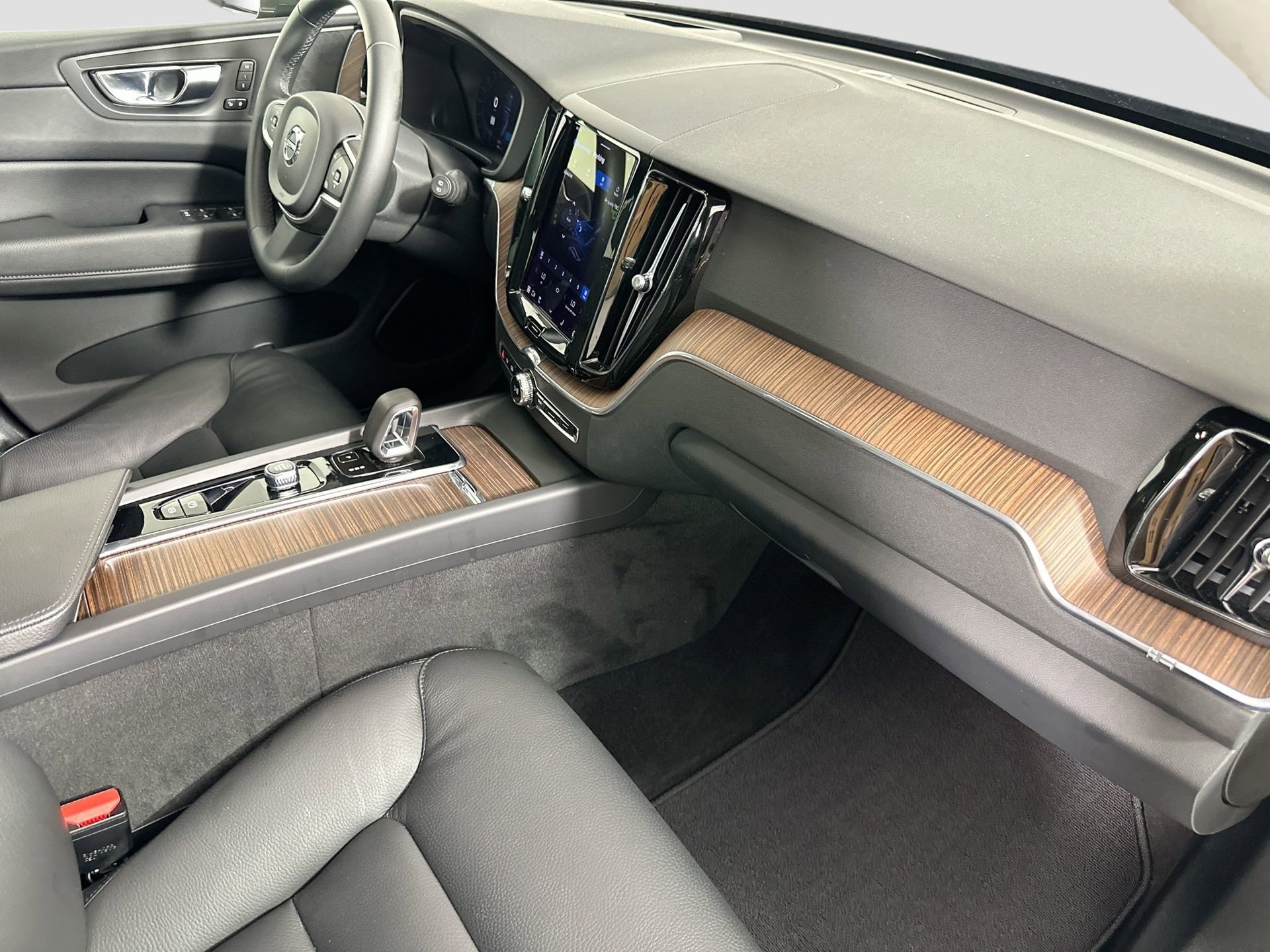 Certified 2022 Volvo XC60 B5 Momentum w/ Advanced Package image 30