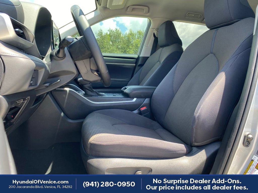 Used 2020 Toyota Highlander LE FWD image 2