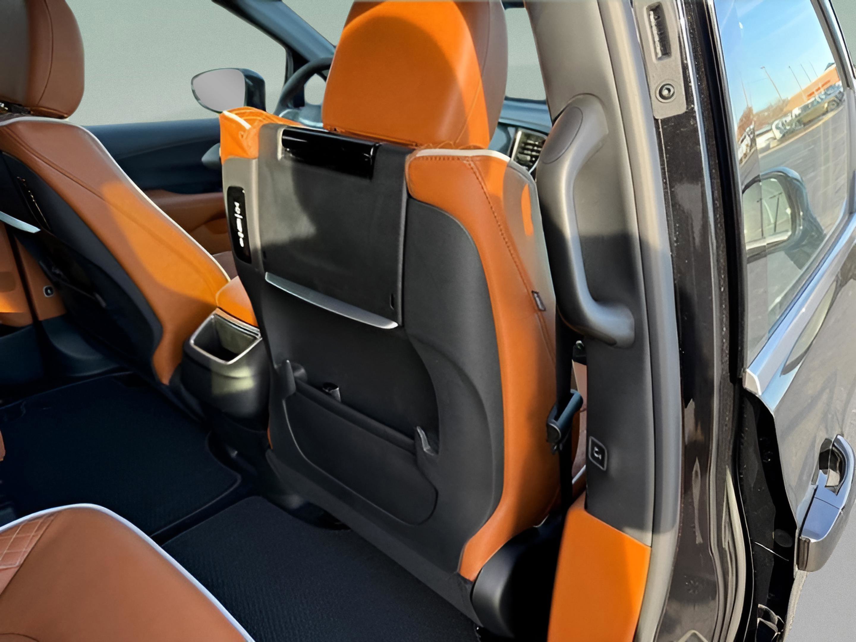 New 2026 Chrysler Pacifica Pinnacle image 10